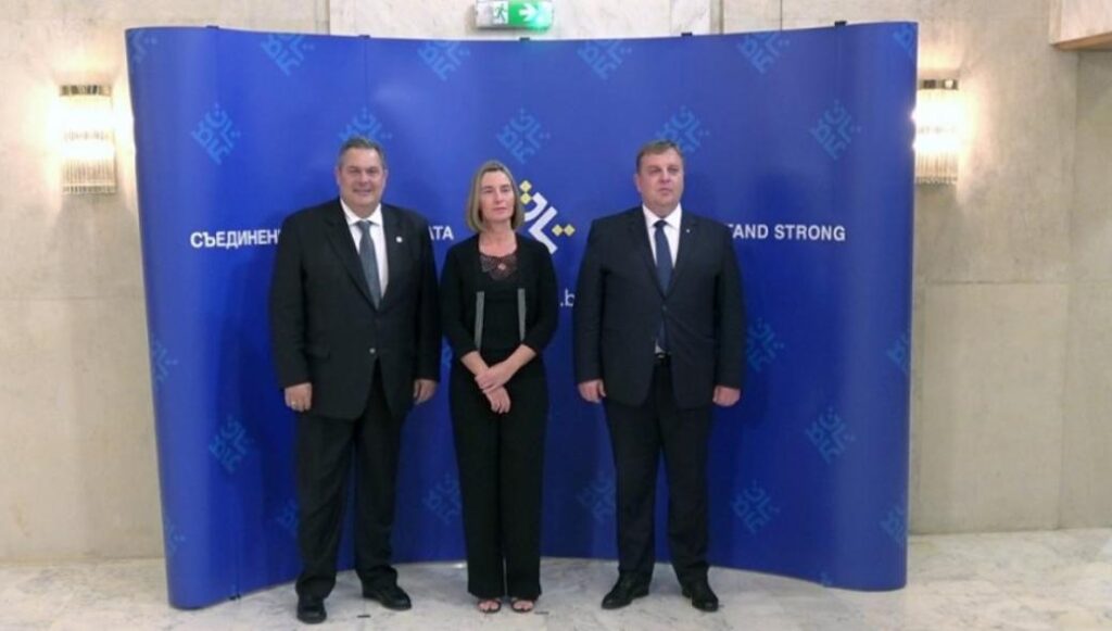 Π.Καμμένος στους υπουργούς Άμυνας της ΕΕ: «Οι δύο Έλληνες στρατιωτικοί είναι για 66 μέρες όμηροι στην Τουρκία»