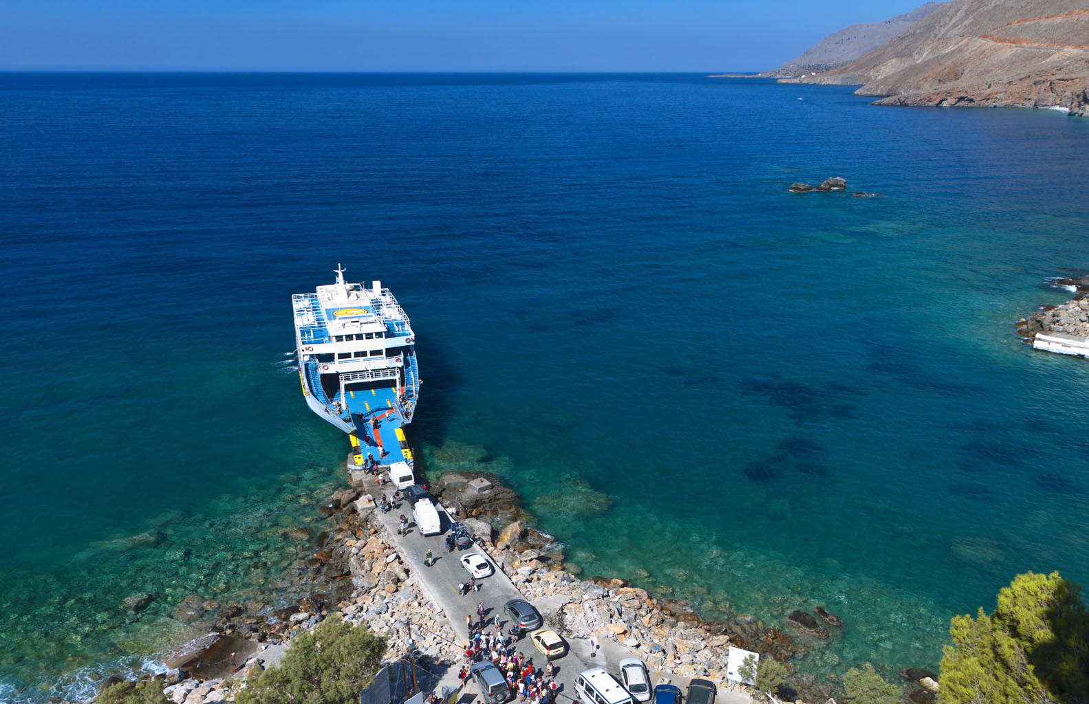 Πλοίο υπέστη ρήγμα και έμπαζε νερά ανοιχτά των Σφακίων – Ανησυχία για 19 επιβάτες