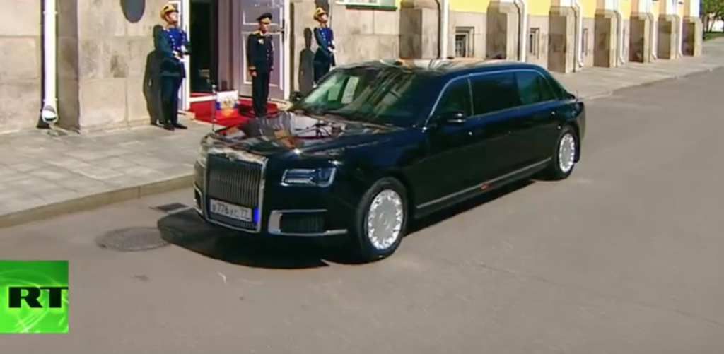 Ποια είναι η νέα επιβλητική ρωσικής κατασκευής λιμουζίνα του Βλ. Πούτιν στην ορκωμοσία του; (φωτό)