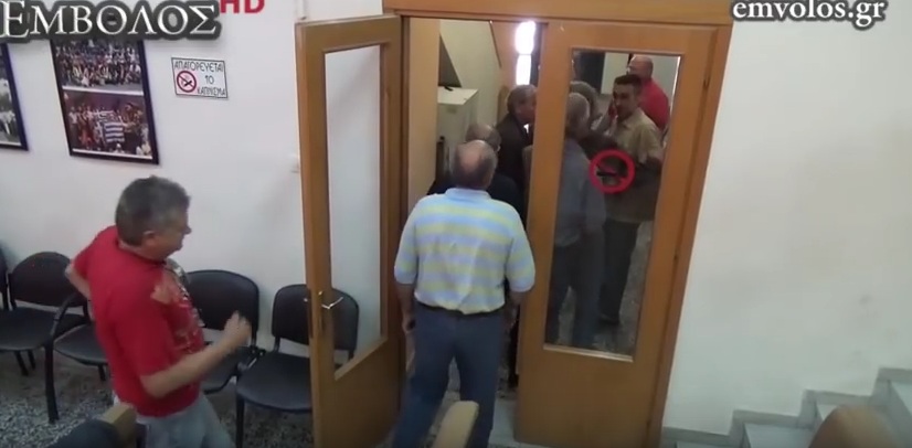 Επεισόδια στο Δημαρχείο Αλεξάνδρειας Ημαθίας σε ομιλία βουλευτή του ΚΚΕ (βίντεο)