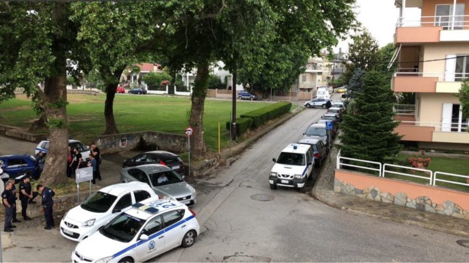 Τρίκαλα: Συνελήφθη ο παράνομος μετανάστης που απειλούσε να αυτοκτονήσει με μαχαίρι (upd)