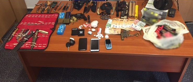 Ηράκλειο: Σύλληψη δύο νεαρών για κατοχή ναρκωτικών – Είχαν περίστροφο και μαχαίρια (φωτό)