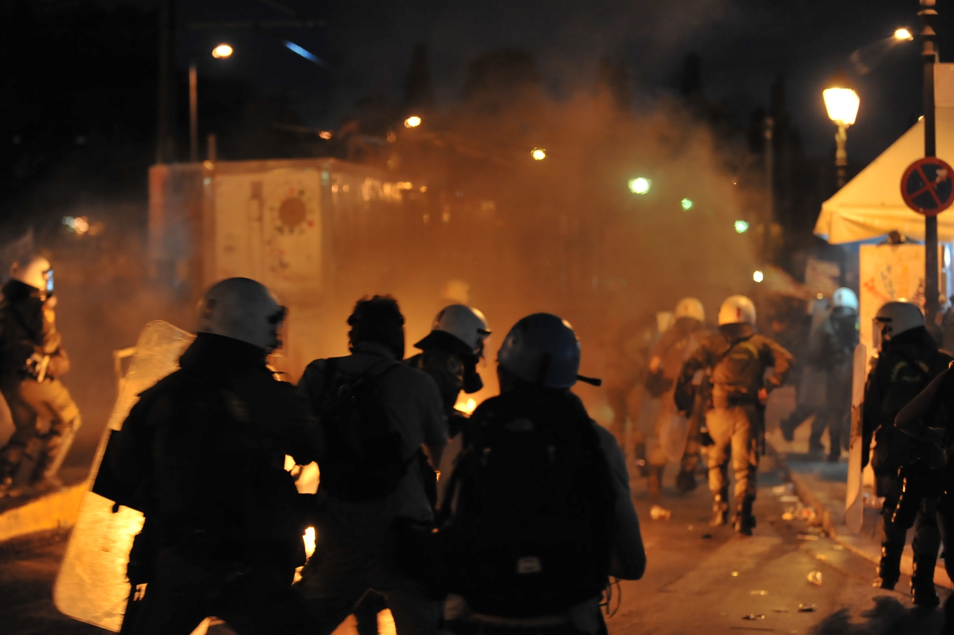 Ένταση και επεισόδια μεταξύ οπαδών έξω από το Σύνδεσμο του ΠΑΟΚ στην πλατεία Καραϊσκάκη