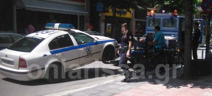 Λάρισα: Δύο περιπολικά τράκαραν μεταξύ τους στο κέντρο της πόλης κατά τη μεταγωγή κρατουμένων! (φωτό)