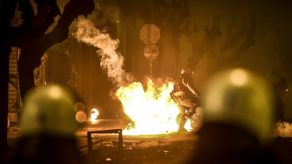 Κουκουλοφόροι πέταξαν μολότοφ στο σπίτι του Α. Φλαμπουράρη και τα γραφεία του ΠΑΣΟΚ τα ξημερώματα