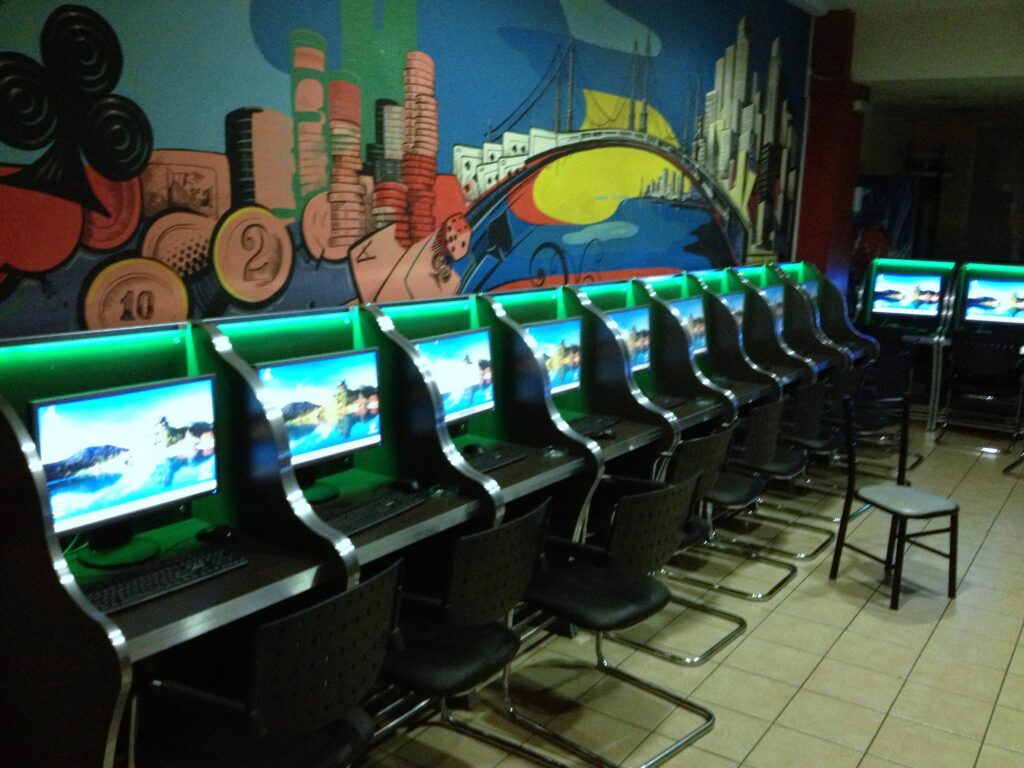 Δράμα: Είχαν μετατρέψει σε καζίνο ένα ίντερνετ καφέ – Τρεις συλλήψεις για παράνομα «φρουτάκια»