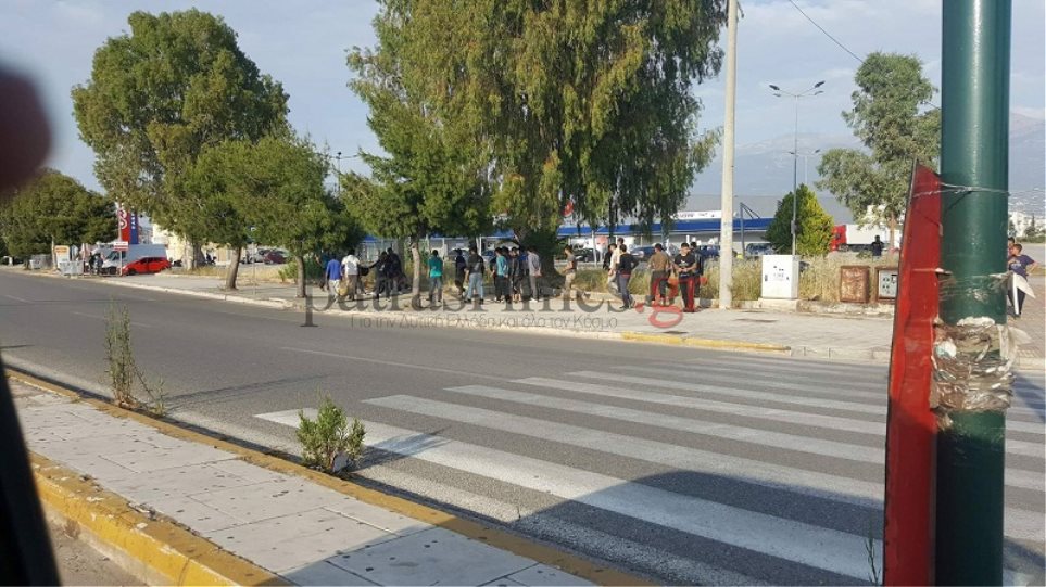 Άγριες συμπλοκές αλλοδαπών στην Πάτρα – Ένας αλλοδαπός καρφώθηκε στα κάγκελα του λιμανιού (βίντεο)