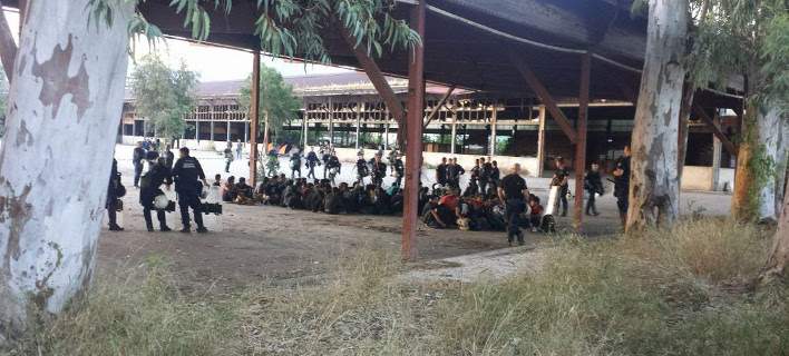 Τεράστια αστυνομική επιχείρηση για να απομακρυνθούν οι παράνομοι αλλοδαποί από το λιμάνι της Πάτρας (βίντεο)