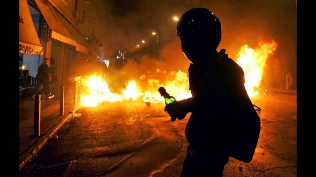 Επίθεση εναντίον διμοιρίας των ΜΑΤ στα Εξάρχεια