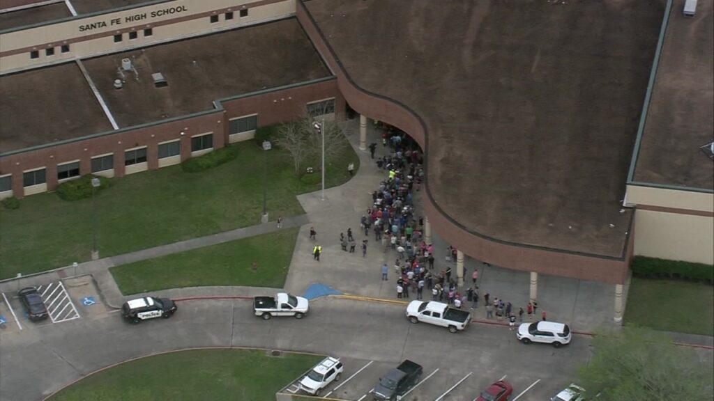 ΗΠΑ: Τραγωδία στο σχολείο Σάντα Φε του Τέξας – 8 νεκροί από πυροβολισμούς (φωτό, βίντεο)