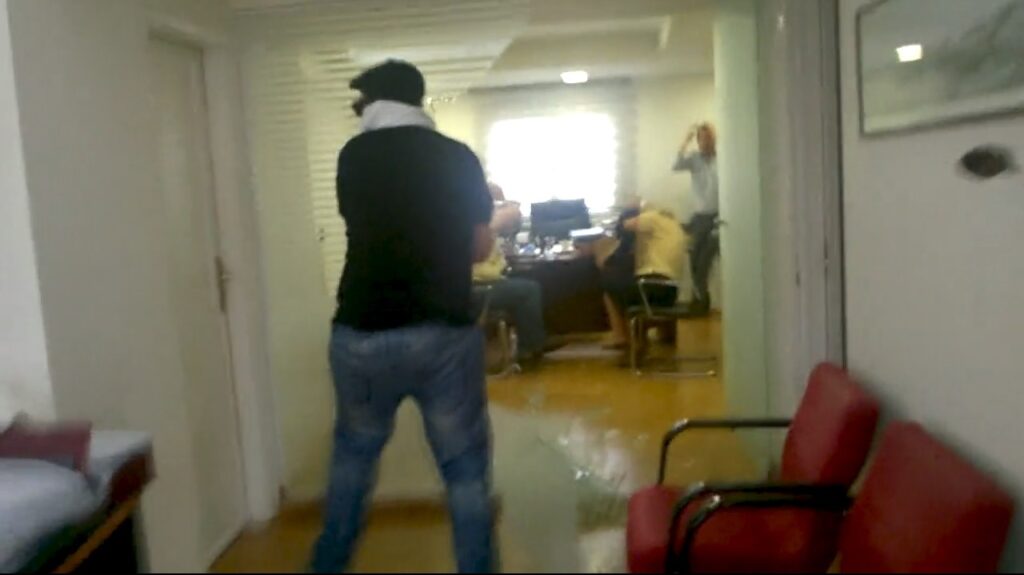 Συνελήφθη ένας από τους τέσσερις του Ρουβίκωνα που εισέβαλαν στο συμβολαιογραφείο – Είχε συλληφθεί ξανά παλιότερα