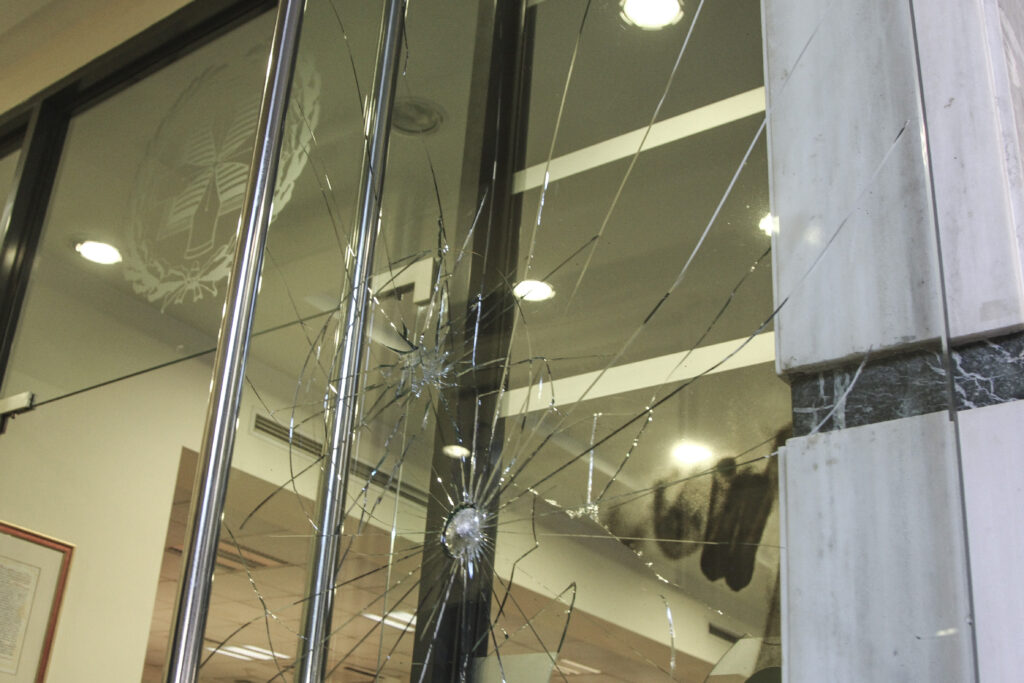 Αναρχικοί κουκουλοφόροι εισέβαλαν σε συμβολαιογραφείο στα Εξάρχεια και τα έκαναν «γυαλιά-καρφιά»