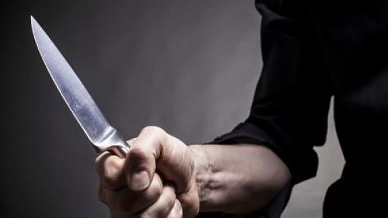 Εξάρχεια: Κουκουλοφόρος απείλησε με μαχαίρι ιδιοκτήτη μπαρ και απέσπασε 420 ευρώ από το ταμείο