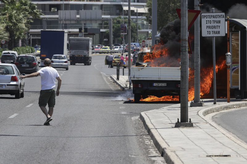 Άλιμος: Φορτηγό πήρε φωτιά πάνω στην παραλιακή! (φωτό)
