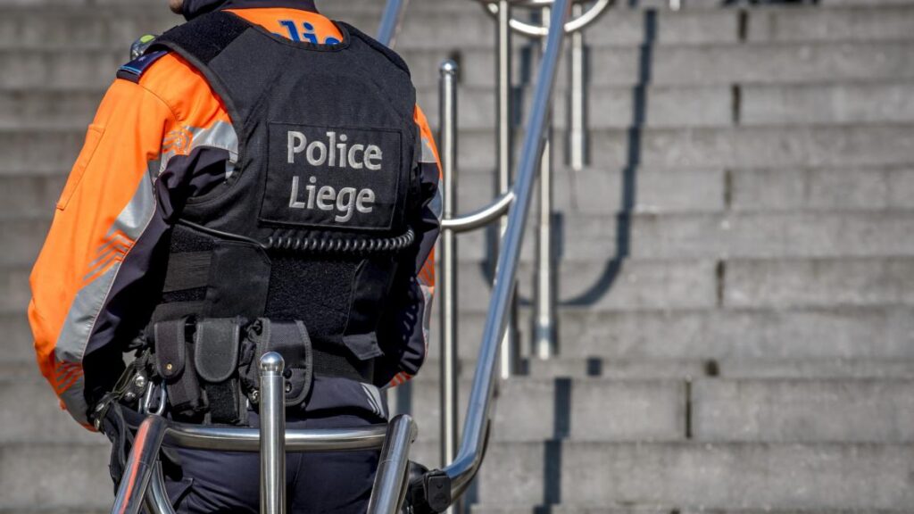 Καρέ-καρέ η στιγμή που ξεψυχά ο ισλαμιστής μακελάρης της Λιέγης από πυρά αστυνομικών