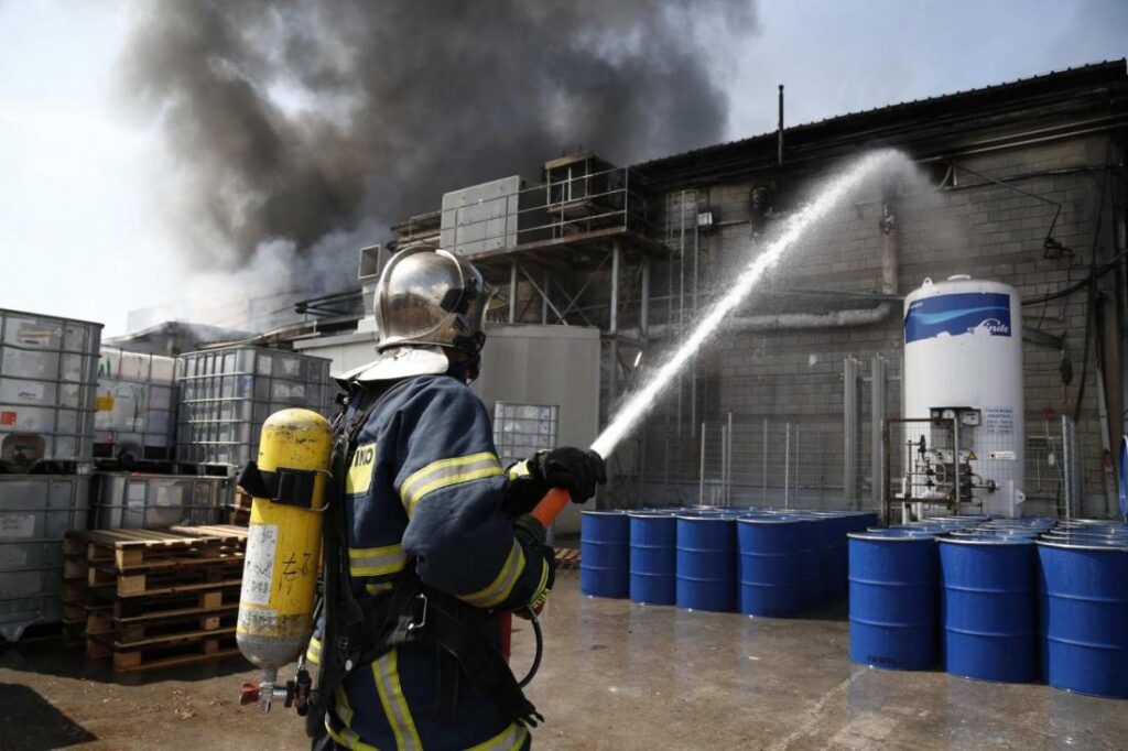 Πυρκαγιά σε εργοστάσιο ανακύκλωσης στον Ασπρόπυργο – 13 πυροσβέστες επιχειρούν