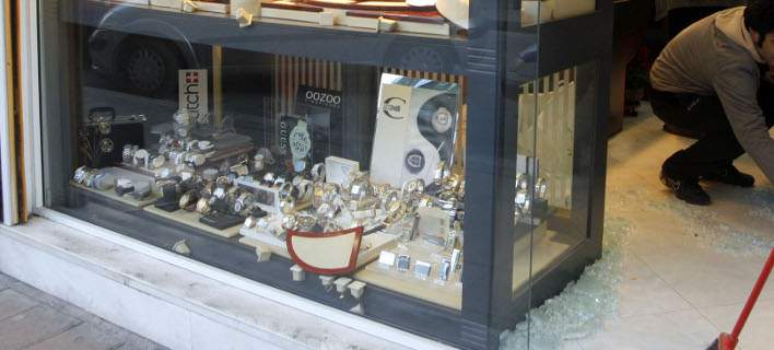 Νέα Λιόσια: Οκτώ δράστες μπούκαραν με φορτηγό σε κοσμηματοπωλείο και άρπαξαν ρολόγια και κοσμήματα