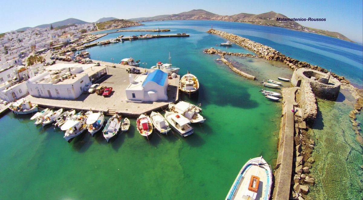 Πάρος: Κηλίδες πετρελαίου στο λιμανάκι της Νάουσας – Άμεση επέμβαση από το Λιμενικό