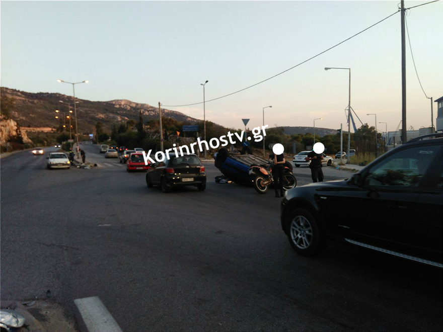 Τροχαίο στο Σκαραμαγκά: Αυτοκίνητο ντελαπάρισε μετά από σύγκρουση με μηχανή! (φωτό)