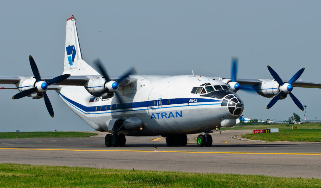 Αναστάτωση στο Ηράκλειο από την … απογείωση ενός Antonov 12 Cargo – Πέταξε 10μ. πάνω από τις ταράτσες