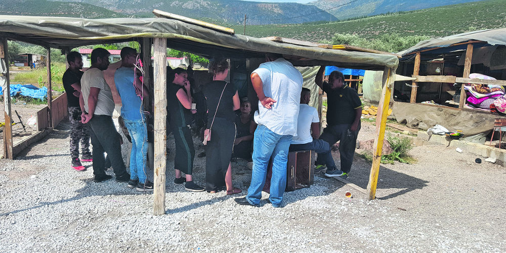 Έκρυθμη η κατάσταση στην Άμφισσα: Οι τσιγγάνοι απειλούν να πάρουν τον νόμο στα χέρια τους (βίντεο)