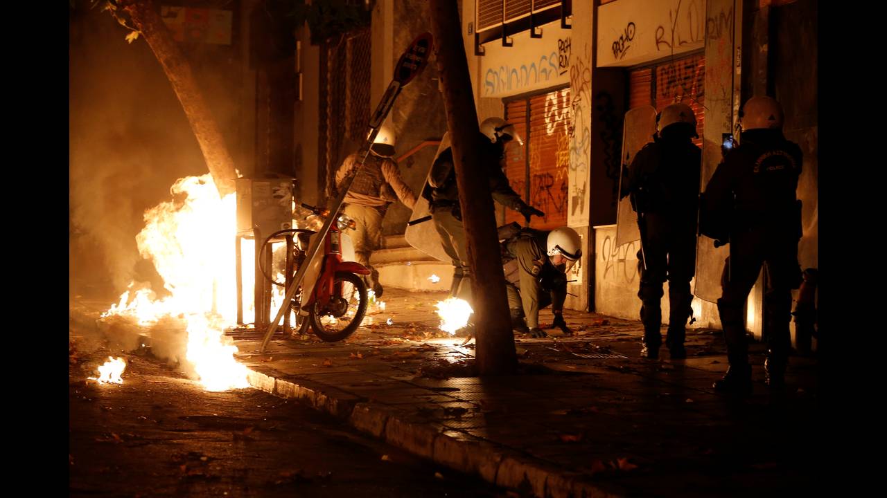 Τα αίματα… άναψαν εκ νέου στα Εξάρχεια – Κουκουλοφόροι πετούσαν μολότοφ επί μία ώρα κατά των ΜΑΤ!