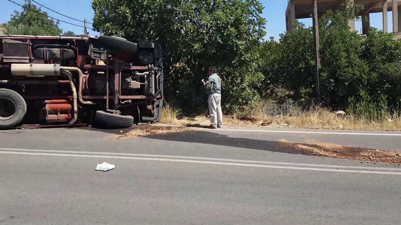 Ανατροπή φορτηγού έξω από τη Θεσσαλονίκη – Έκλεισαν δύο λωρίδες του δρόμου