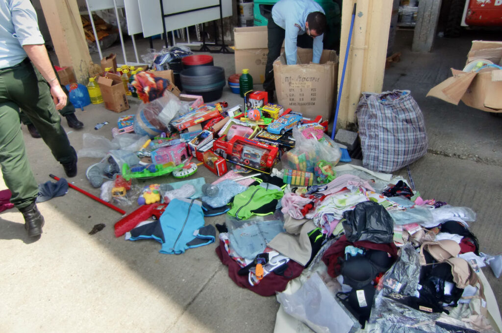 Πειραιάς: 5,5 τόνους παράνομων προϊόντων κατάσχεσαν αστυνομία και δήμος από μικροπωλητές