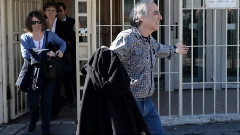 Παρατραβάει η «Αλληλεγγύη» για τον Δ. Κουφοντίνα: Επιθέσεις «βανδάλων» σε ΑΤΜ για τα «μάτια» του τρομοκράτη