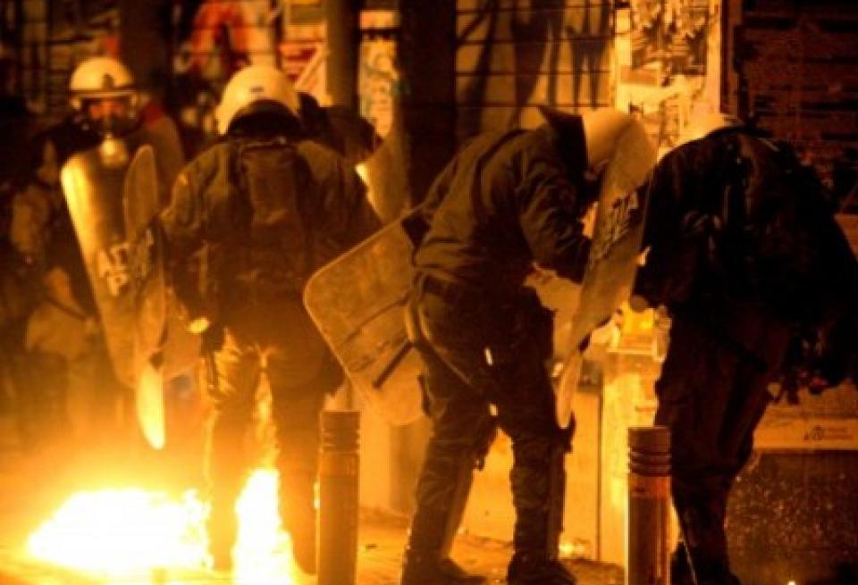 Επίθεση οπαδών του Παναθηναϊκού με πέτρες και φωτοβολίδες σε διμοιρία των ΜΑΤ έξω από το Πολυτεχνείο