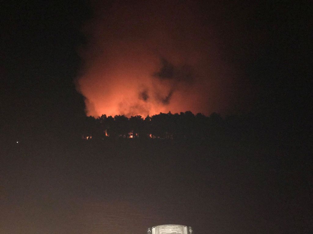 Φωτιά σε εξέλιξη στην Αλόννησο – 17 πυροσβέστες επιχειρούν ενώ εκκενώθηκε ξενοδοχείο