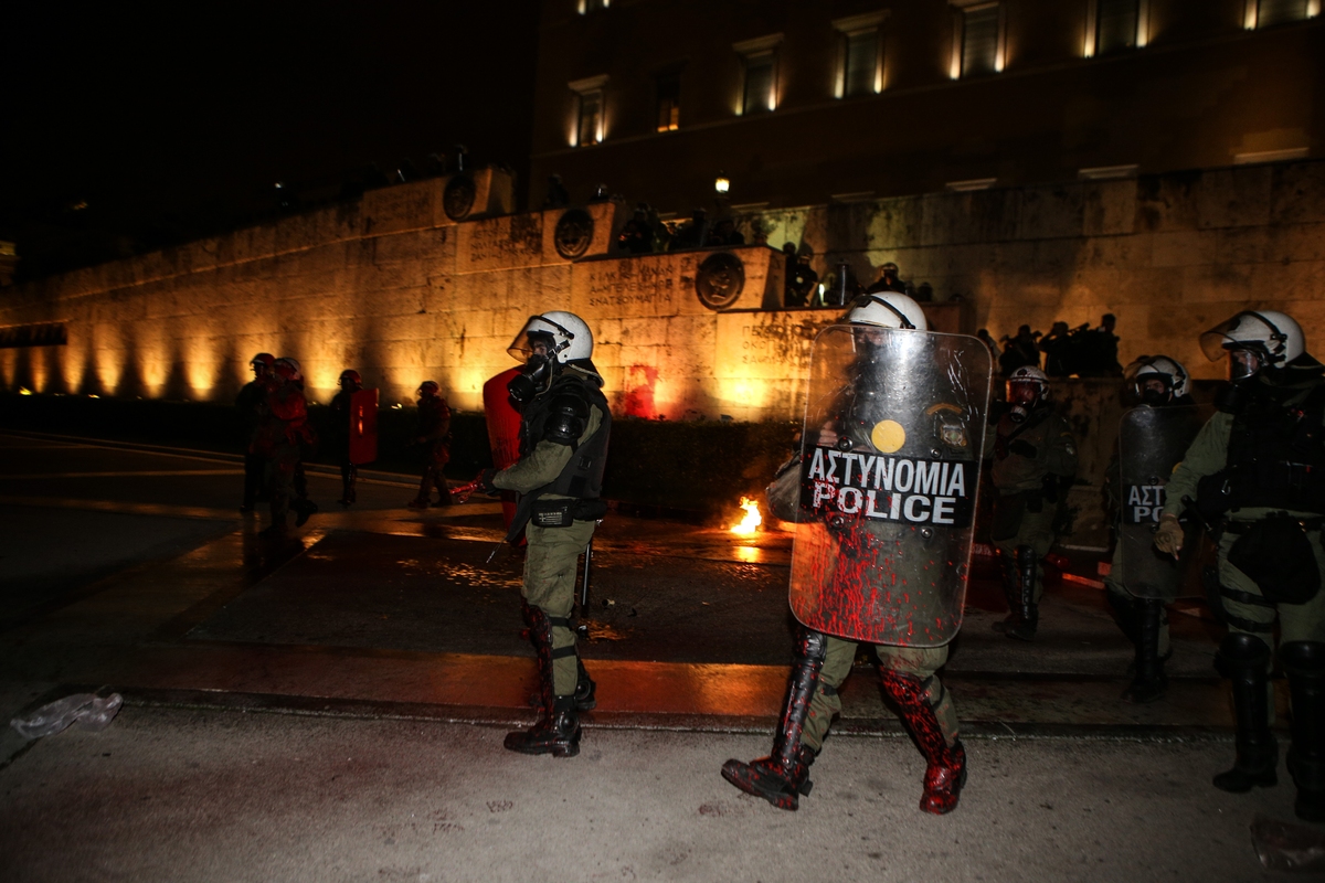 Επίθεση κατά αυτοκινήτων βουλευτών μετά το τέλος της ψηφοφορίας (φωτο)