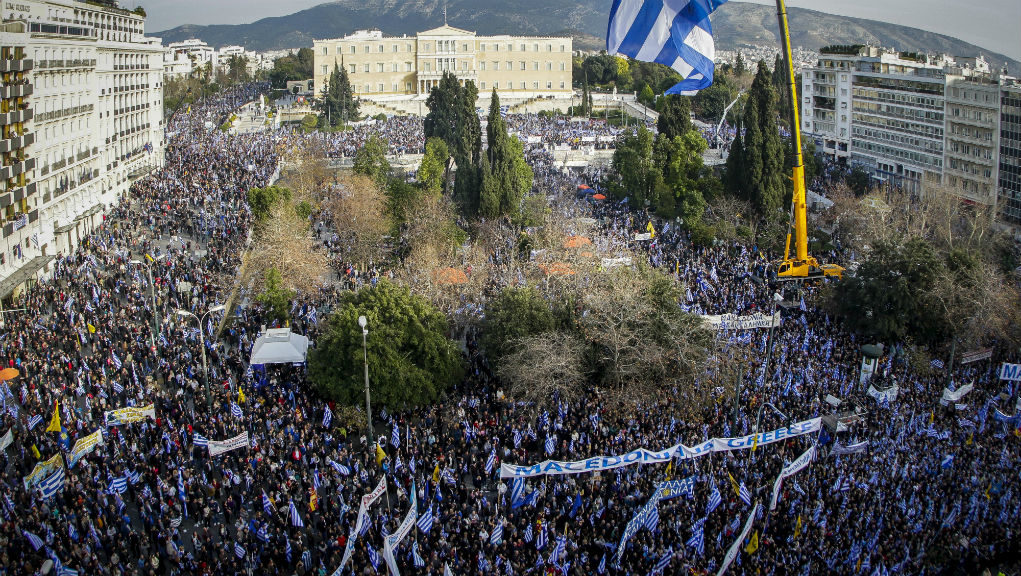 Διαδηλωτές στο Σύνταγμα ακινητοποίησαν και παρέδωσαν στην αστυνομία νεαρό με τσάντα γεμάτη πέτρες