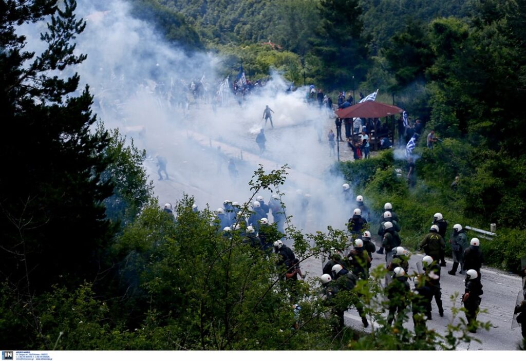 Πισοδέρι: 14 άτομα στο νοσοκομείο από τα επεισόδια – Λιποθύμησαν 7 αστυνομικοί και 7 διαδηλωτές (βίντεο)