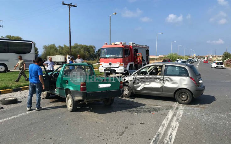 Ρέθυμνο: Σοβαρό τροχαίο ατύχημα μεταξύ τριών Ι.Χ. – Στο νοσοκομείο οι τραυματίες (φωτό)