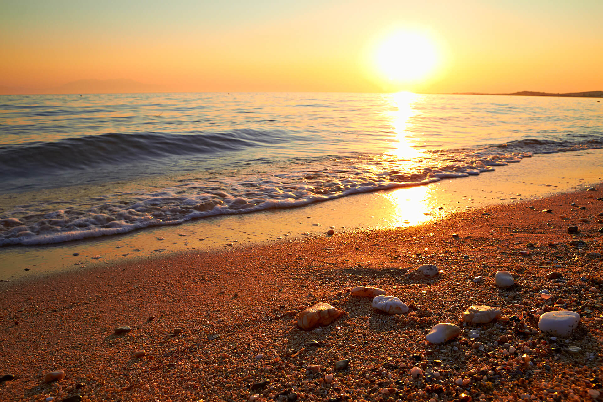 Ηλεία: Έκανε μπάνιο αμέριμνη στη θάλασσα ενώ δράστες έκλεβαν τη μπαγκαζιέρα του Ι.Χ. της!