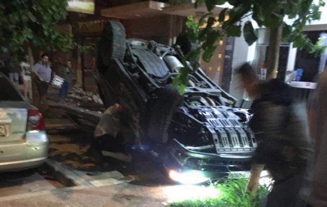 Σοβαρό τροχαίο στην Καλαμάτα: Ι.Χ. παρέσυρε ταμπέλα στάσης λεωφορείου και προσέκρουσε σε τοίχο καταστήματος! (βίντεο)