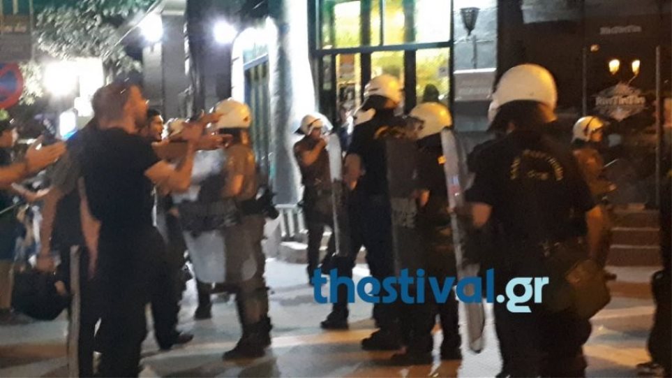 Βίντεο: Ένταση στην πορεία για τη Μακεδονία στο κέντρο της Θεσσαλονίκης