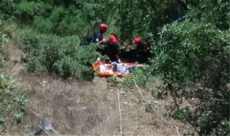 Καλαμπάκα: Αυτοκίνητο εξετράπη και έπεσε σε χαράδρα 30 μέτρων – Επιχείρηση διάσωσης για τον οδηγό (φωτό)