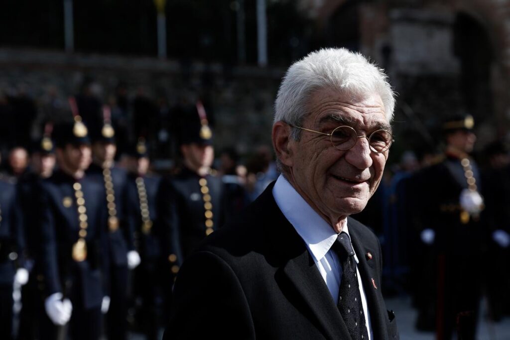 Εξαγριωμένο πλήθος κατά Γ.Μπουτάρη: Χιλιάδες διαδηλωτές κάτω από το σπίτι του