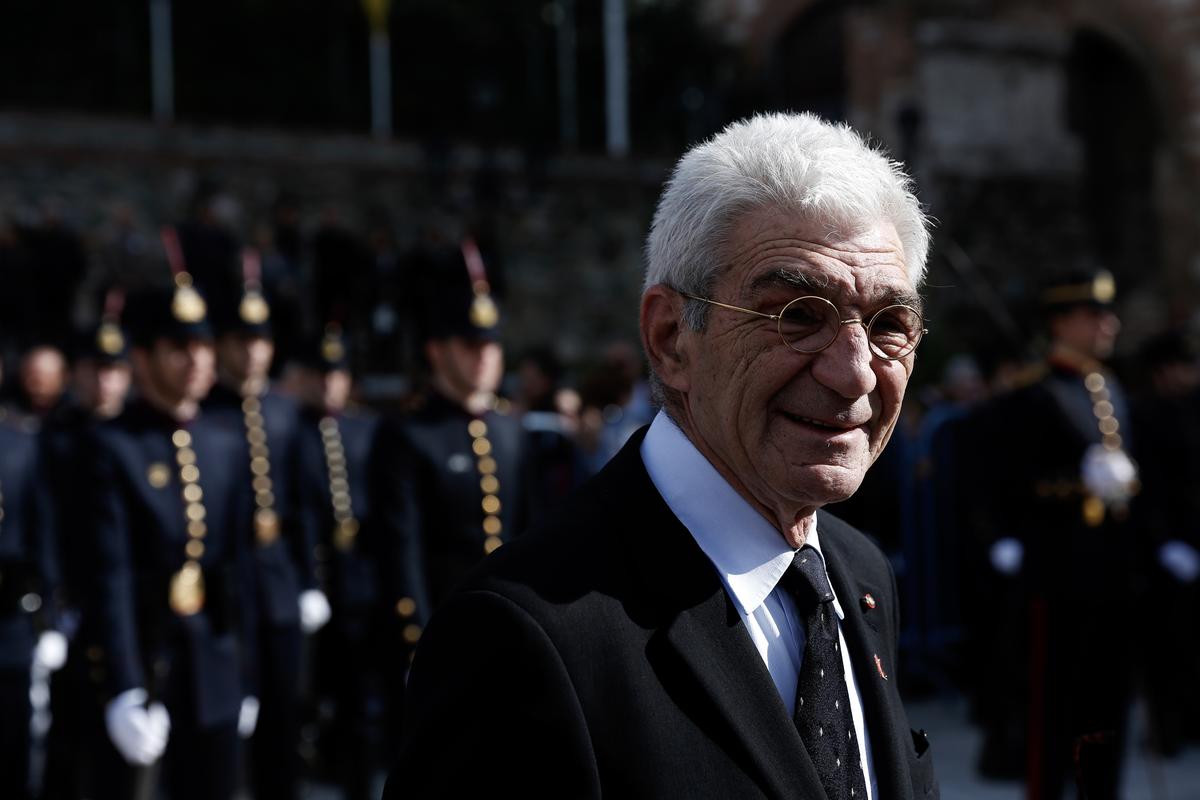 Εξαγριωμένο πλήθος κατά Γ.Μπουτάρη: Χιλιάδες διαδηλωτές κάτω από το σπίτι του