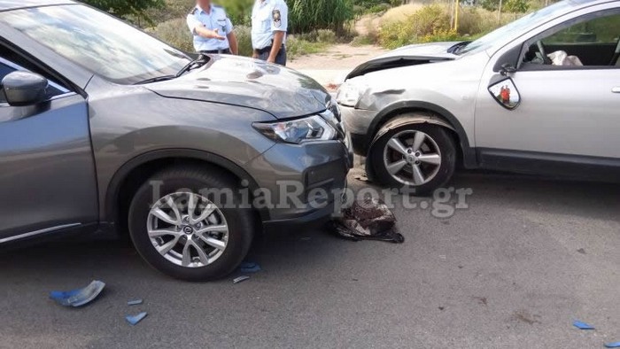 Σοκαριστικό τροχαίο στη Φθιώτιδα: Ι.Χ. μπήκε στο αντίθετο ρεύμα και έστειλε στο χειρουργείο νεαρό ζευγάρι! (φωτό)