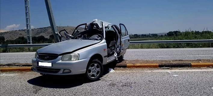 Tρομερό ατύχημα στη Λάρισα με Ι.Χ να συγκρούεται με κολώνα- Γλύτωσε ο οδηγός (φωτο)