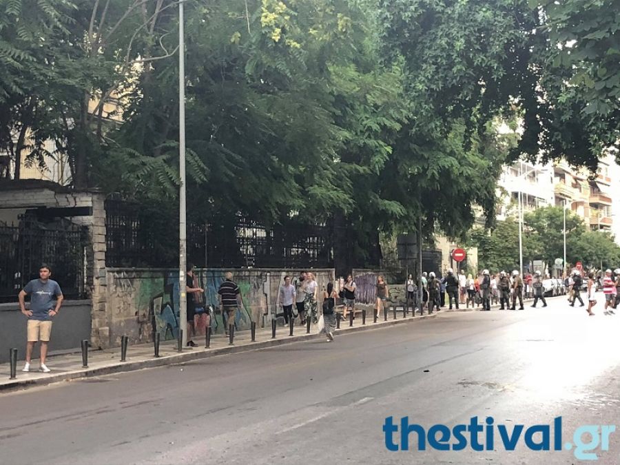 Ένταση στη Θεσσαλονίκη: Επεισόδια ανάμεσα σε διαδηλωτές για τη Μακεδονία και ακροαριστερους (βίντεο)
