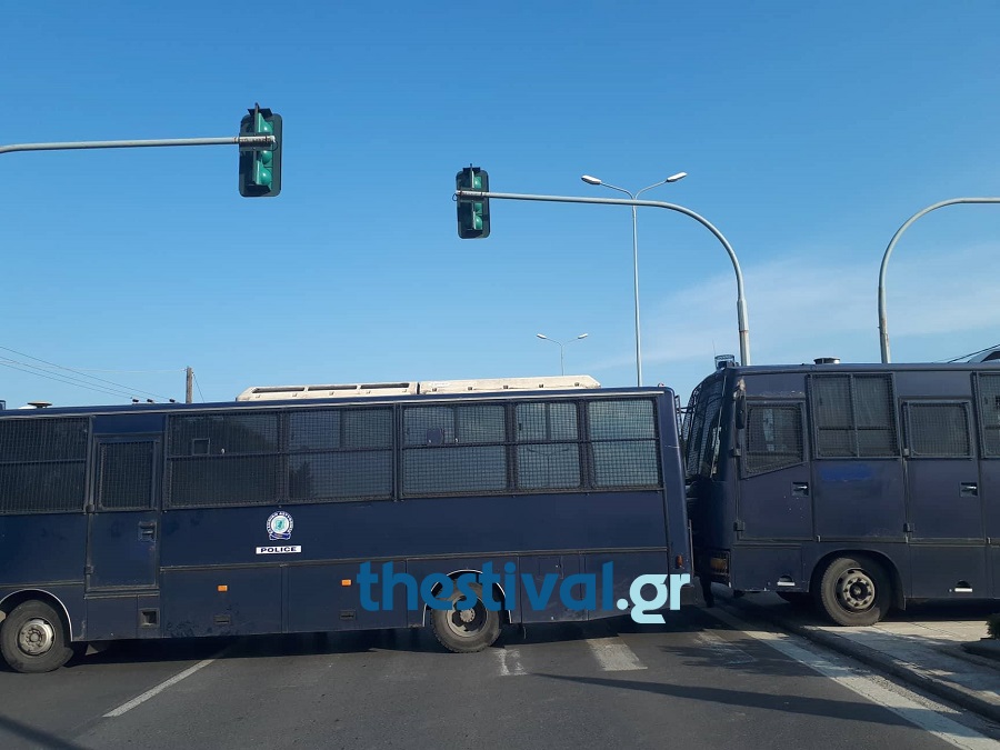 Θεσσαλονίκη: Φραγμός ΜΑΤ εμποδίζει την πορεία για τη Μακεδονία να φτάσει στο Hyatt όπου διεξάγεται η  τετραμερής