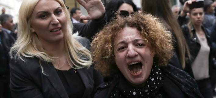 Συγκλονίζει η μητέρα της Δώρας Ζέμπερη-Καταγγέλλει πως της επιτέθηκε παππάς στο νεκροταφείο  (βίντεο)