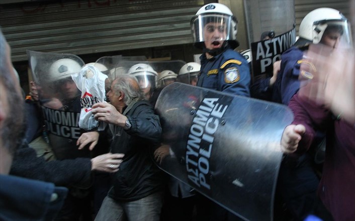 Επεισόδια ανάμεσα σε ΠΟΕΔΗΝ και ΜΑΤ έξω από το ΥΠΟΙΚ: «Αφήστε τους εργαζόμενους και πιάστε τον Ρουβίκωνα» (φωτο,βιντεο)