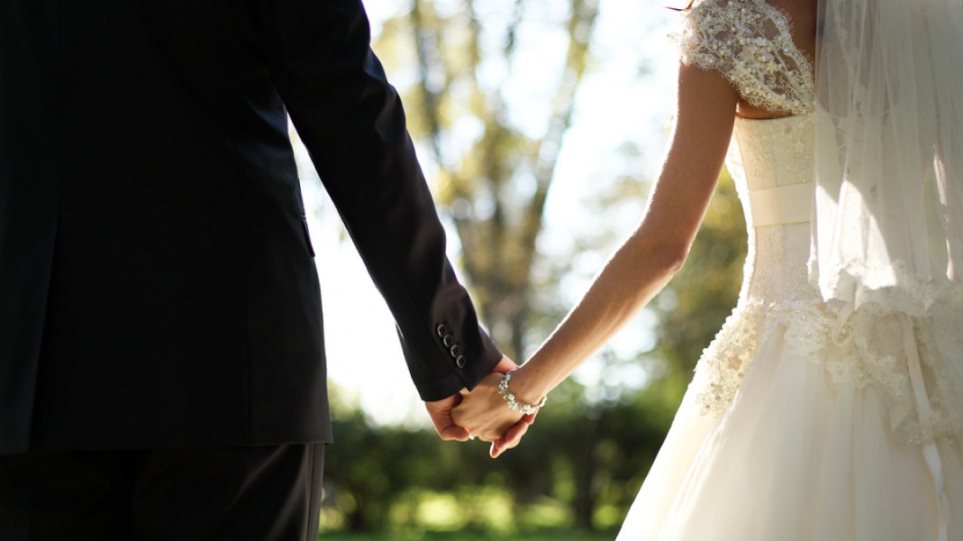 Χαμός σε γάμο στη Λάρισα: Καλεσμένη έκλεβε τα «φακελάκια» των νεονύμφων!