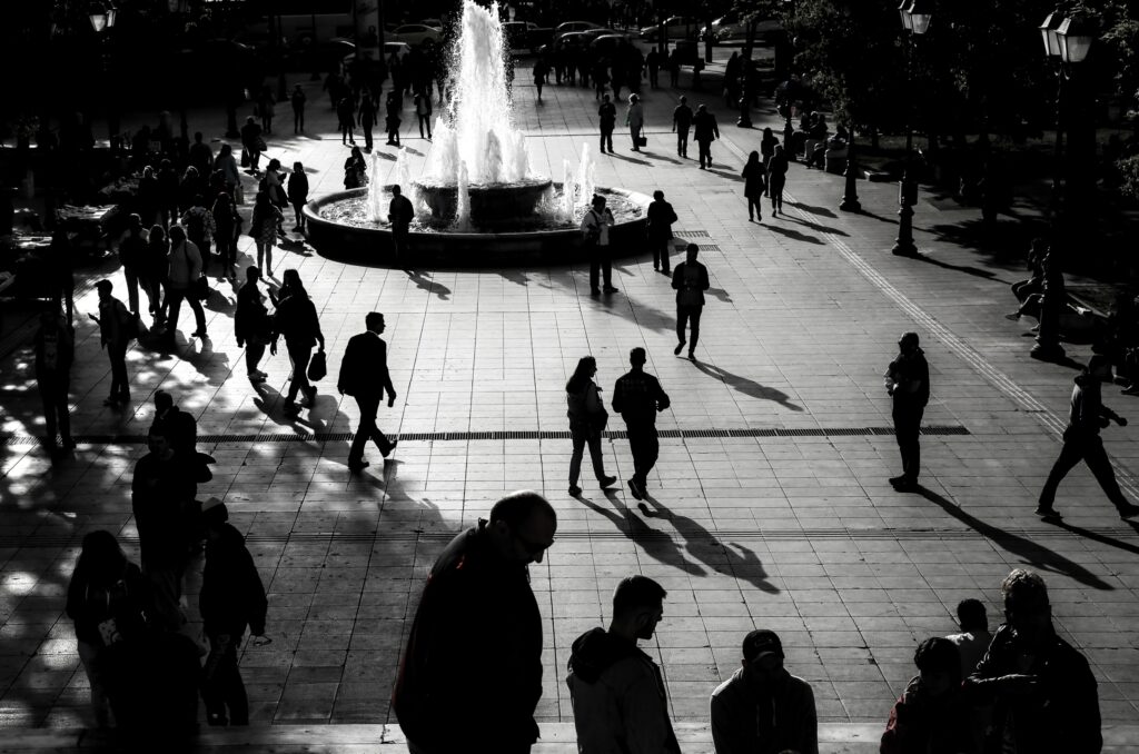 Σοκ: Η Ελλάδα «έχασε» 355.000 ανθρώπους από το «μαύρο» 2010 μέχρι σήμερα – Ούτε στον Εμφύλιο τόσες απώλειες…