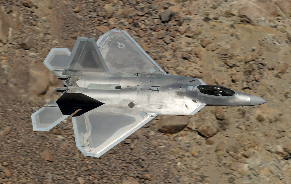 F 22: Δείτε το καλύτερο stealth μαχητικό αεροσκάφος του πλανήτη εν πτήση (βίντεο)